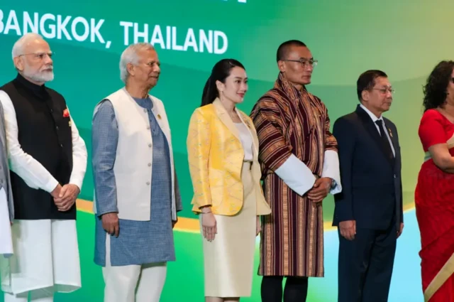 ပြီးခဲ့တဲ့မတ်က ကျင်းပခဲ့တဲ့ ဘင်းစတက်မ် အစည်းအဝေးမှာ တွေ့ရတဲ့ ကြားကာလအစိုးရအဖွဲ့ အကြံပေး မိုဟာမက် ယူနွတ် (ဒုတိယမြောက်) နဲ့ မြန်မာစစ်ခေါင်းဆောင် ( ပဥ္စမမြောက်)