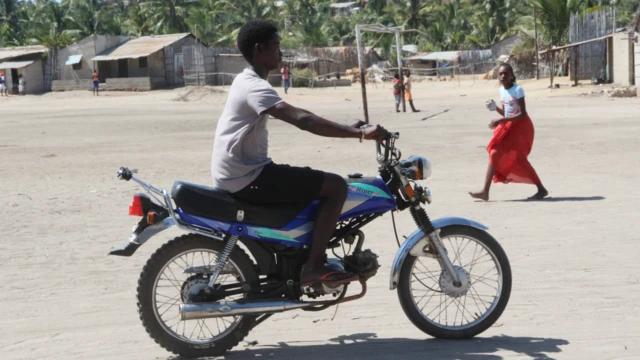 Pelé Bambina sur une mota-taxi à Pemba, Mozambique - mai 2022