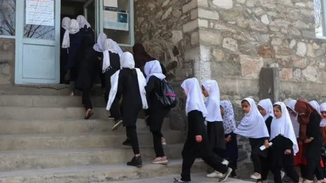 مرستندویان وايي، د نجونو پر ښوونځیو له بندیز سره سره باید د افغانستان پوهنې له برخې سره مرسته وشي.