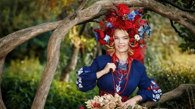 Жінка у вінку