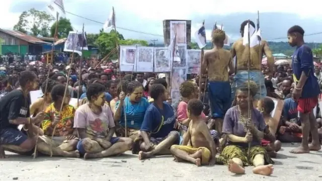 Orang asli Papua di Nduga, di pegunungan tengah Papua, tengah berdemonstrasi.