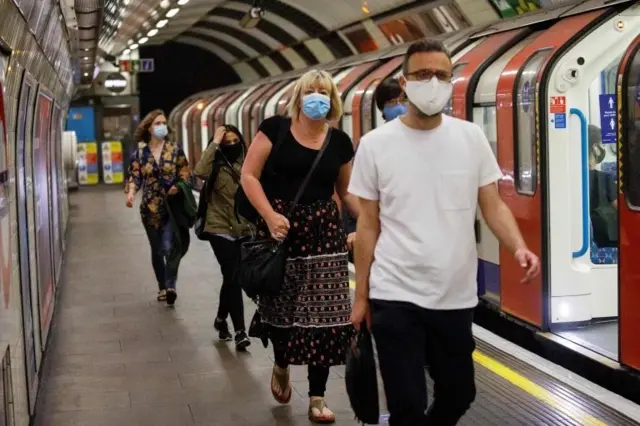 استفاده از ماسک در وسایل نقلیه عمومی در انگلستان اجباری شده است