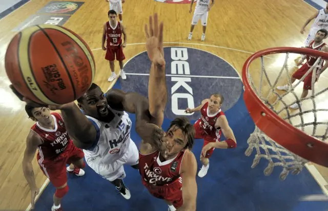 Sofoklis Schortsanitis Türkiye'ye karşı takımına sayı kazandırırken