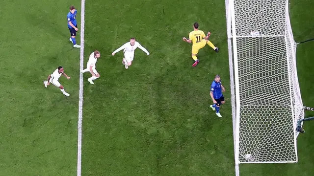 لوك شو يحتفل بتسجيل هدفه الأول للمنتخب الانجليزي