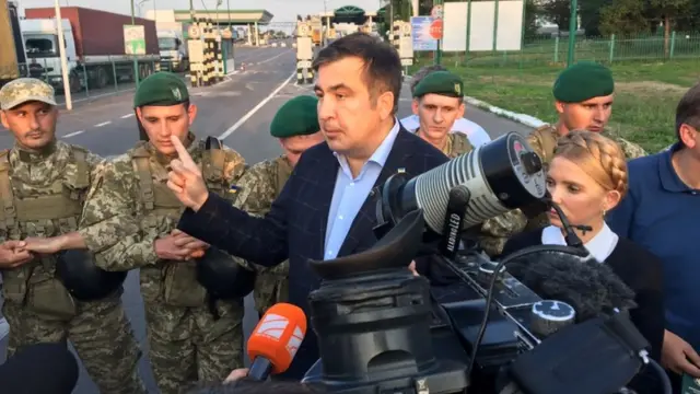 Міхеїл Саакашвілі у нейтральній зоні між україно-польським кордоном