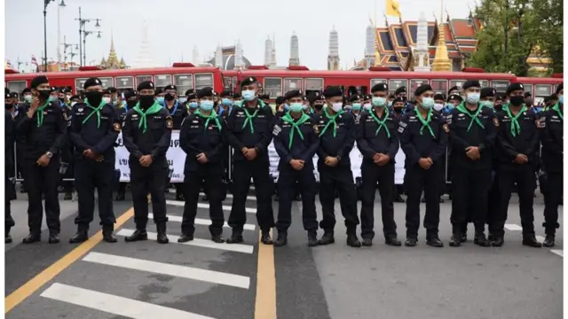 เจ้าหน้าที่ตำรวจตั้งแถวและวางแนวรั้วเหล็กสกัดไม่ให้ผู้ชุมนุมเคลื่อนพลเข้าสู่ระยะ 150 เมตรห่างจากเขตพระราชฐาน ตามเงื่อนไขใน พ.ร.บ.ชุมนุมสาธารณะ