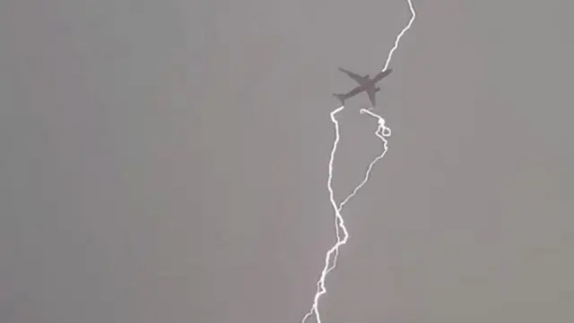 आसमान में विमान पर गिरती बिजली