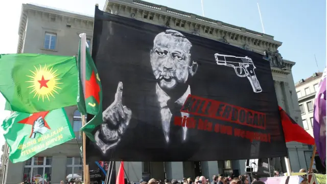 "Erdoğan'ı kendi silahıyla öldür" yazılı pankart