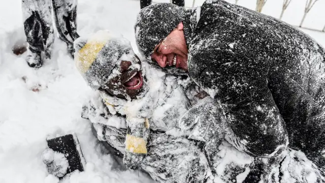 Taksim meydanında qarla oynayan böyüklər də olub.