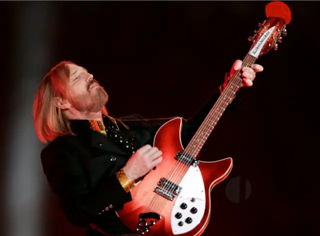 Petty tocando la guitarra.