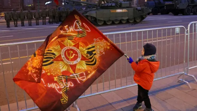 طفل يحمل علما