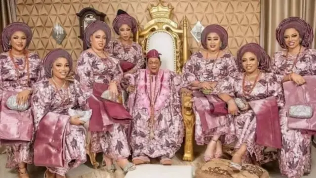 ALAAFIN OBA ADEYEMI III IYO QAAR KA MID AH XAASKIISA