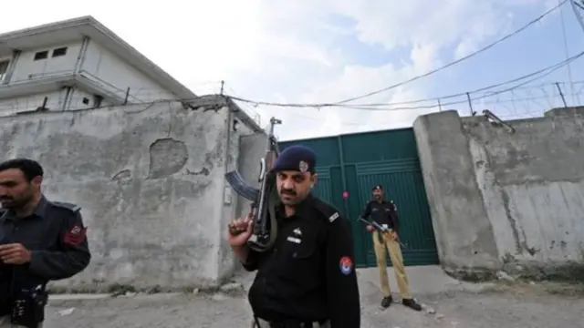 அபோட்டாபாதில் பின்லேடனின் மரணத்திற்கு பிறகு அங்கு கூடிய பாகிஸ்தானி காவல்துறையினர்