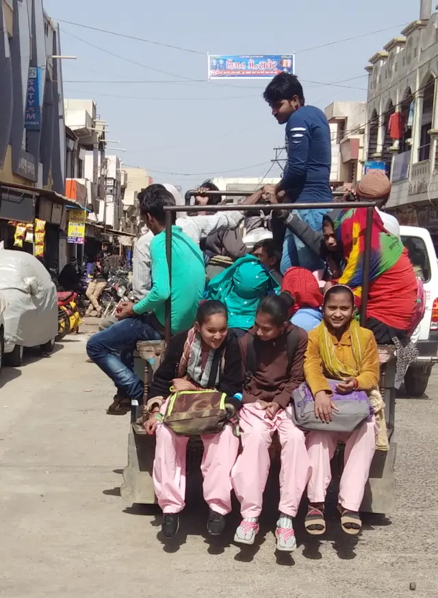 છકડામાં મુસાફરી કરતા લોકો