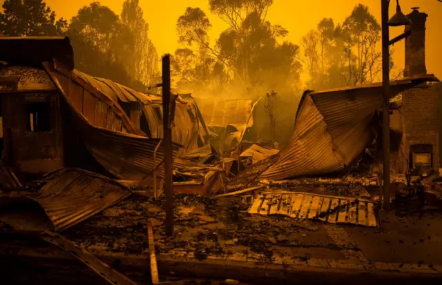 Рештки спалених будинків в Кобарго, Новий Південний Вельс
