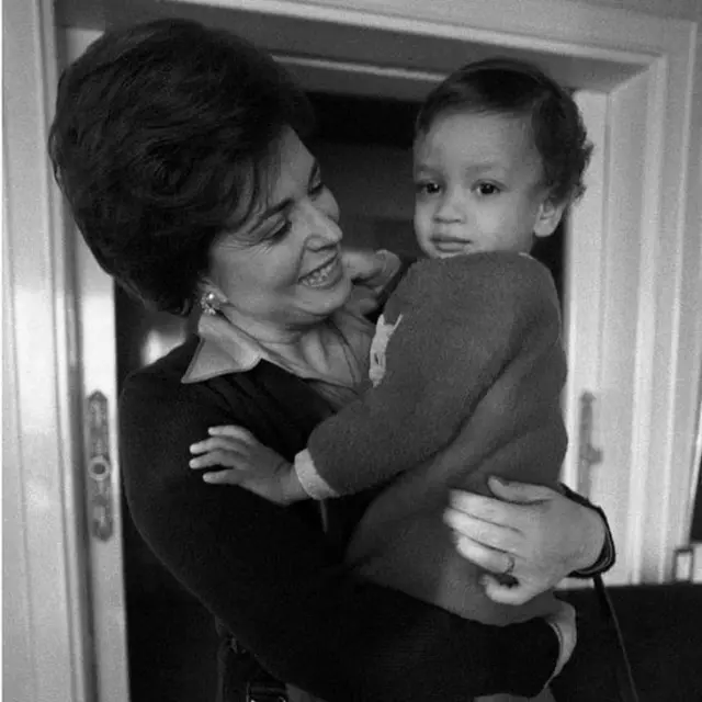 আনোয়ার সাদাতের স্ত্রী জেহান সাদাত তার নাতনিকে কোলে নিয়ে