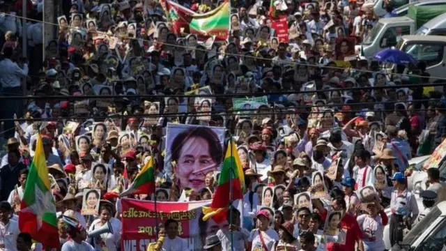 Unjuk rasa mendukung Aung San Suu Kyi ketika membela Myanmar di mahkamah internasional di Den Haag.
