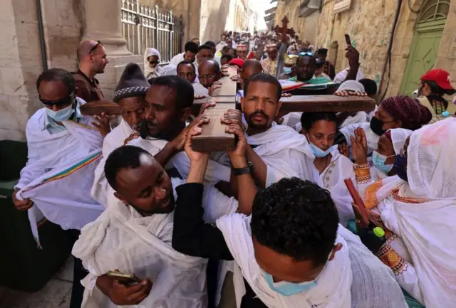 زياح درب الصليب يوم الجمعة العظيمة في القدس لأتباع كنيسة التوحيد الأرثوذكسية الإثيوبية