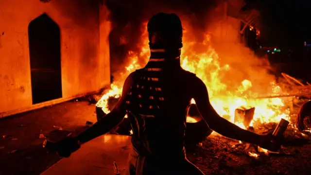 إضرام النيران في مبنى قنصلية إيران في النجف