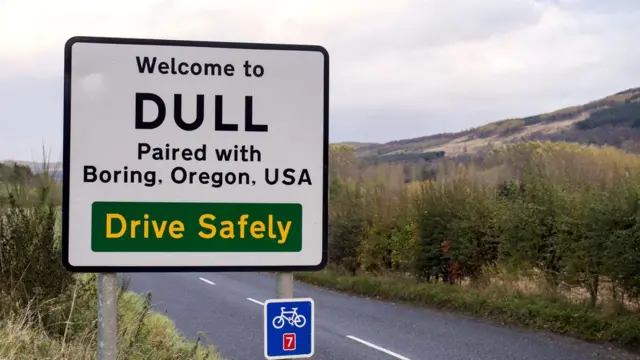 "Скучные побратимы" Далл, Боринг и Бланд объединились, чтобы зарабатывать на своих названиях