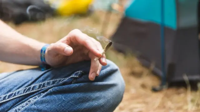 Homem com cigarrocódigo promocional do galera betmaconha