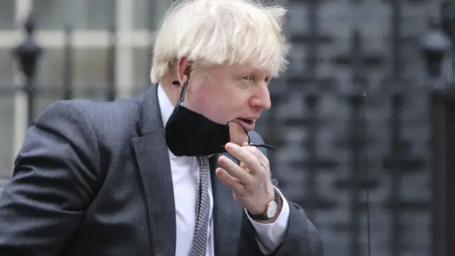 İngiltere Başbakanı Johnson maske çıkarıyor