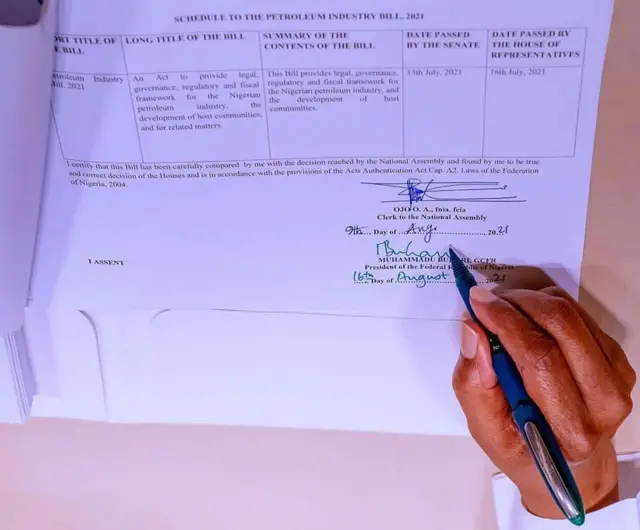 Buhari n buwọlu ofin naa