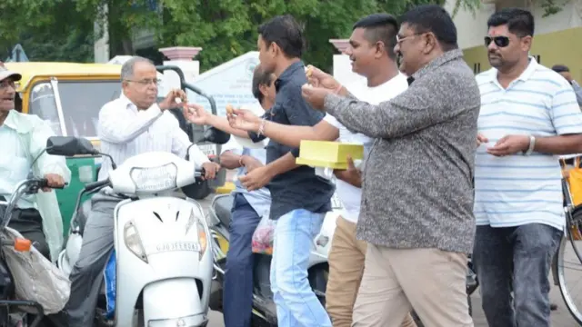 રાજકોટમાં ઊજવણી કરી રહેલા ભાજપના કાર્યકરોની તસવીર