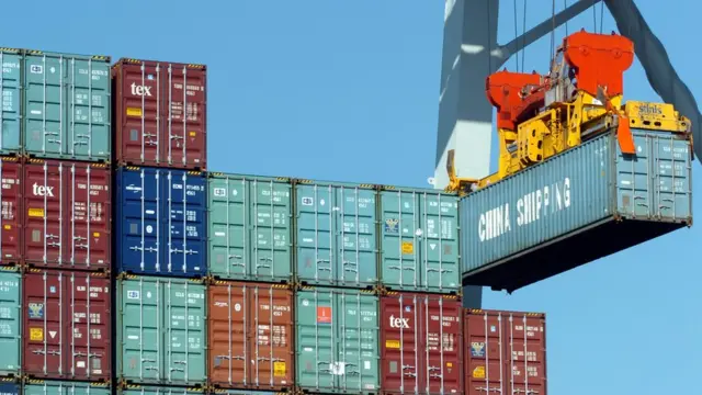 虽然美国在香港主权移交后视它为中国一部份，香港多来都获美国贸易上给予优惠待遇，与中国大陆不同。