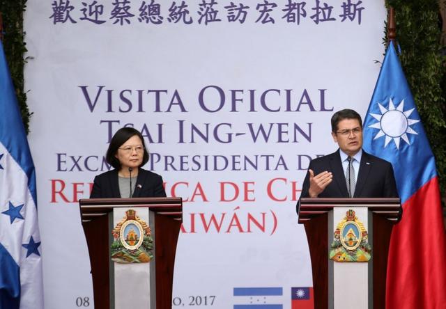 2017年1月9日，洪都拉斯總統胡安·奧蘭多·埃爾南德斯（右）和到訪的台灣總統蔡英文在總統府舉行的新聞發佈會上。