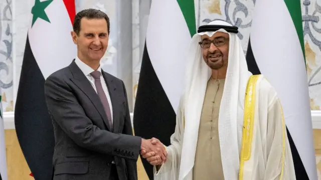 El presidente sirio, Bashar al Assad, junto al presidente de Emiratos Árabes Unidos, Mohamed bin Zayed Al Nahayan, en una visita a Abu Dhabi en marzo de 2023.