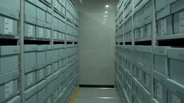 신원확인이 안 된 유해는 중성지에 쌓여 보관된다