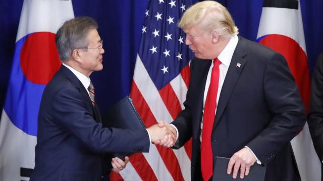 South Korean President Moon Jae-in (L) and US President Donald J. Trump attend a ceremony at a New York hotel, in New York, USA, 24 September 2018
