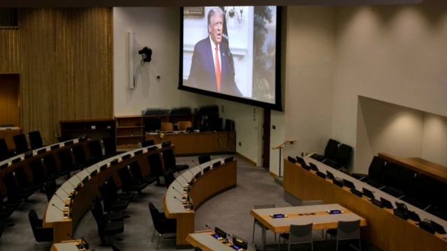 Imagemfoguetinho da blazeTrump na tela da Assembleia Geral da ONU