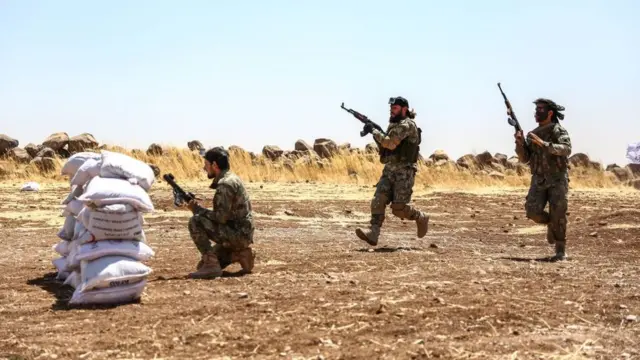 Combatientes sirios cerca de la frontera con Turquía.