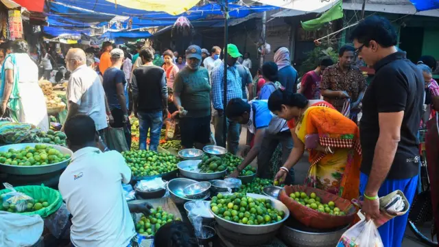 লকডাউন শুরু আগে কোলকাতায় একটি সবজি বাজারে ভিড়