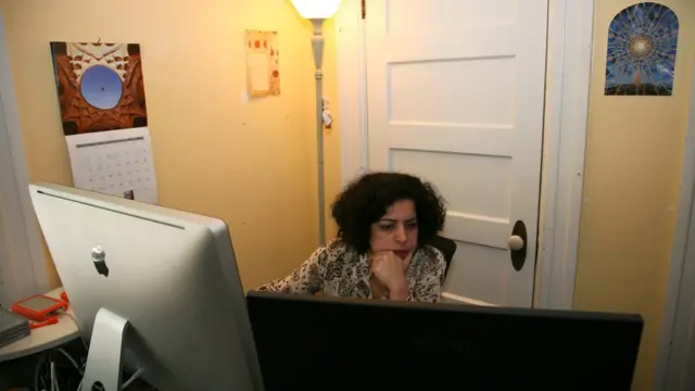 صابره در اتاقش یک میز تدوین هم دارد و همزمان با ساخت مستند خانه اما چه دور از راه تدوین‌گری امرار معاش می‌کند