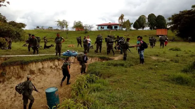 Guerrilleros del Bloque Sur de las FARC en camino a la ZVTN de Puerto Asís, en el Putumayo.