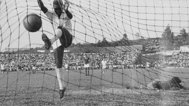 Fotobonus bronze stakepreto e branco mostra Pelé dentro do Gol, sorrindo