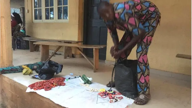 Ọkunrin to n ta ilẹkẹ