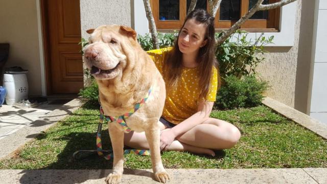 Julia posa ao ladoklaim freebet tanpa depositsua cachorra