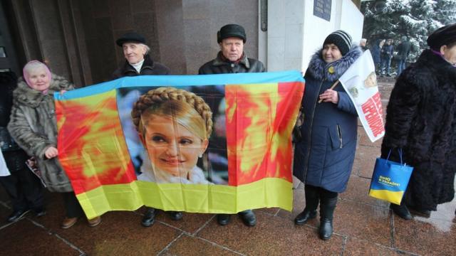 Жінки з плакатом Тимошенко