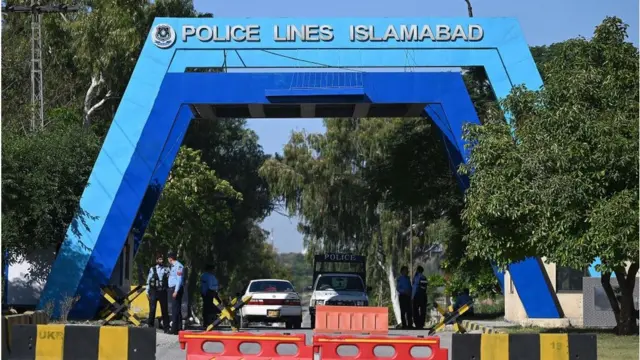 इमरान ख़ान को इस्लामाबाद की पुलिस लाइंस में रखा गया है. यहां सुरक्षा के बेहद कड़े इंतेज़ाम किए गए हैं