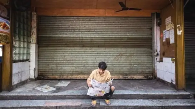 अख़बार पढ़ता व्यक्ति