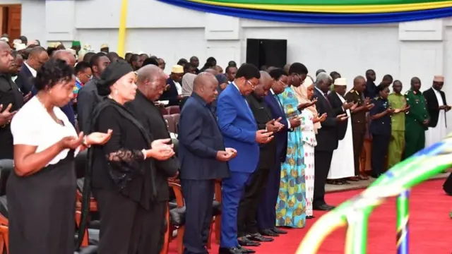 Viongozi wa dini na serikali wakiomba dua