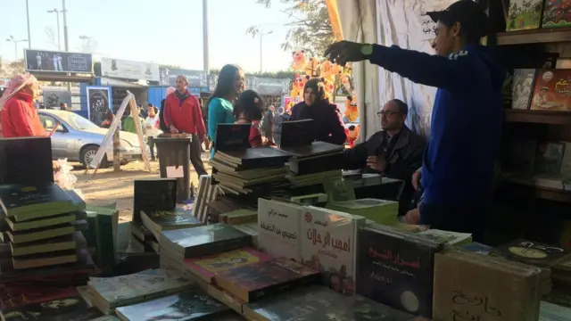 Face aux rayons de littérature anglaise, Sara est tentée par plusieurs titres.