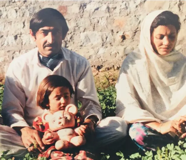 ڈاکٹر زبیدہ کی اپنے والدین کے ہمراہ بچپن کی ایک یادگار تصویر