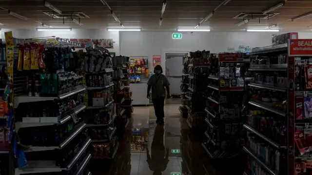 ตามมาตรการล็อกดาวน์ ร้านสะดวกซื้อ ตลาดโต้รุ่ง ต้องปิดทำการเวลา 20.00-04.00 น.