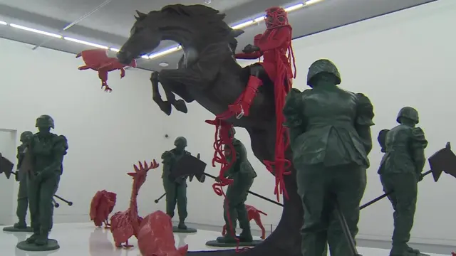 un dragon volant géant en caoutchouc accueille les visiteurs