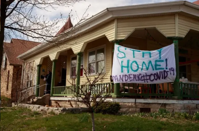 印第安納州一戶人家掛出標語:待在家裏!